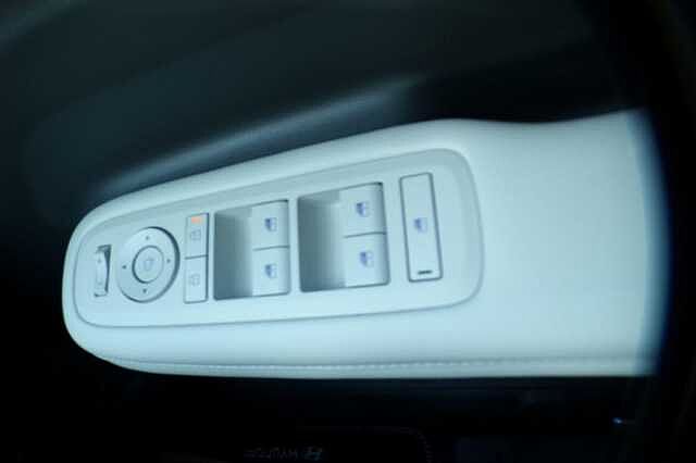 Hyundai SANTA FE 1.6 T-GDi 13.8kWh Ultimate Auto 4WD Euro 6 (s/s) 5dr (7Seat) White